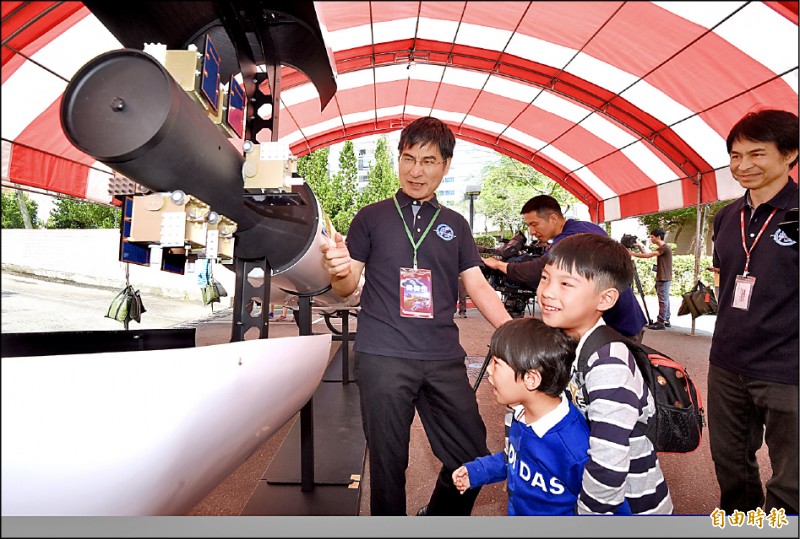 科技部長陳良基（左）與小朋友觀看福7模型。（記者羅沛德攝）