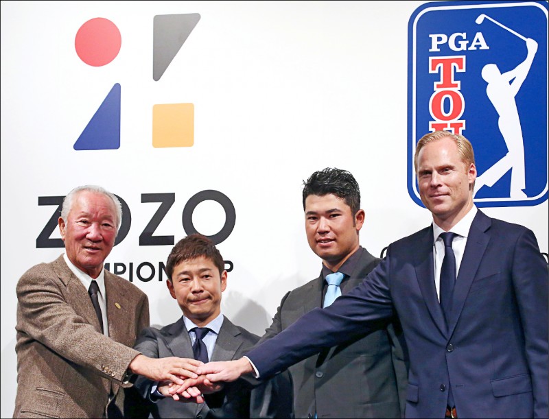 美國總統川普預定5月份訪問日本。日本媒體報導,由於他愛打高爾夫球,日本政府正安排在他訪日期間,請日本高球傳奇名將、現年76歲的青木功(圖左)陪打。圖為擔任「日本高球巡迴賽組織」(JGTO)會長的青木,2018年11日出席「職業高球協會」(PGA)在東京舉行的記者會。(美聯社檔案照) 美國總統川普預定5月份訪問日本。日本媒體報導,由於他愛打高爾夫球,日本政府正安排在他訪日期間,請日本高球傳奇名將、現年76歲的青木功(圖左)陪打。圖為擔任「日本高球巡迴賽組織」(JGTO)會長的青木,2018年11日出席「職業高球協會」(PGA)在東京舉行的記者會。(美聯社檔案照)