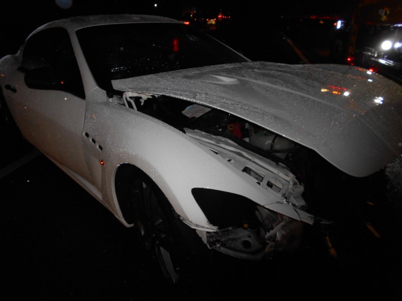 名貴轎車瑪莎拉蒂在國道上奔馳時，因打滑失控自撞護欄，車頭全毀。（記者鄭名翔翻攝）（記者鄭名翔攝）