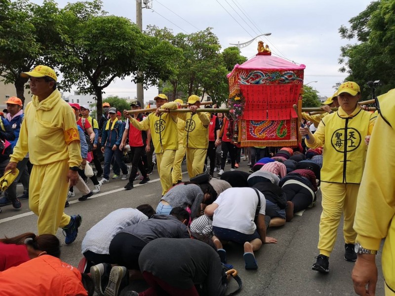 白沙屯媽祖鑾駕所到之處，民眾爭相鑽轎腳。（記者張勳騰翻攝）