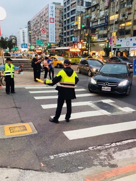 員警於路口執法。（圖：北市警局提供）