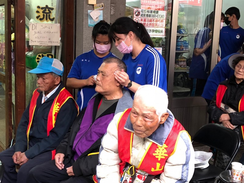 玉山高中美容科學生幫長輩按摩。（華山基金會提供）