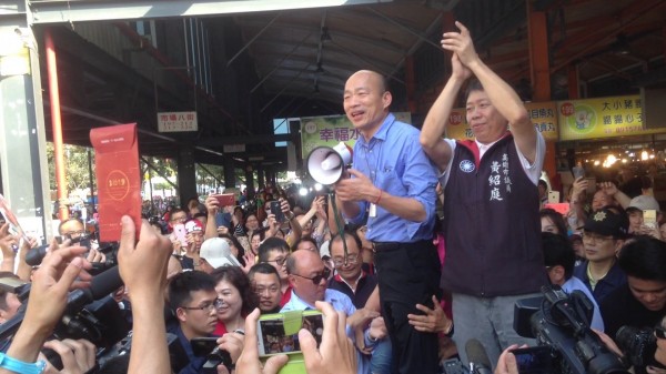 昔日頗受攤販歡迎的韓國瑜，如今遭攤販撤換以「韓國瑜」為命名的招牌。（資料照，記者黃旭磊攝）