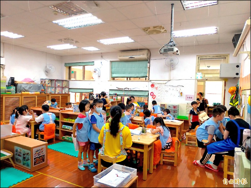 台北市公立幼兒園教師報考，競爭激烈。圖為公幼教師上課情形。（記者蔡亞樺攝）