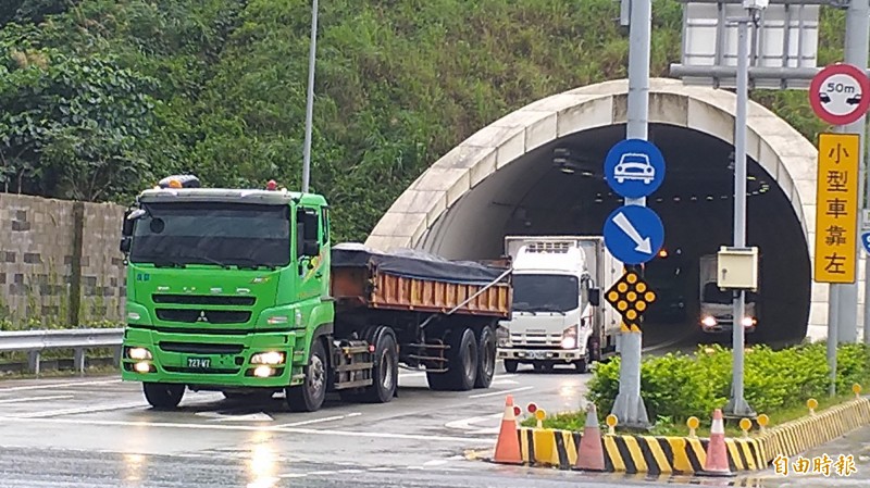 蘇花改今年1月17日開放3.5噸以上大貨車通行（如圖），仍禁行載運危險物品的貨車。（資料照，記者江志雄攝）