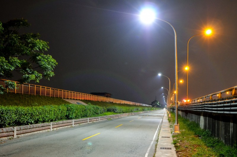 南屯區筏子東街增設路燈，照亮筏子溪畔。（台中市政府建設局提供）