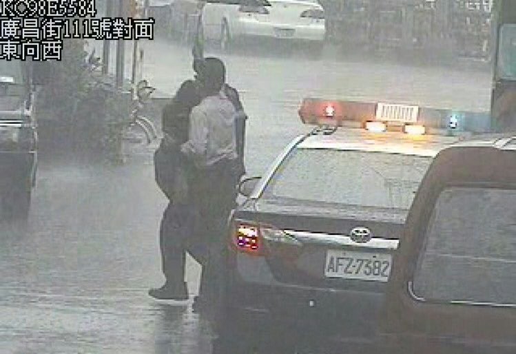 暖警據報冒雨公主抱起周婦，還貼心撐傘護送返家，讓周婦實在「揪感心」。 （記者陳文嬋翻攝）