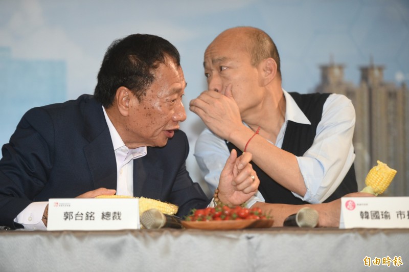 鴻海集團董事長郭台銘（左）在韓國瑜（右）回台前，宣布參加國民黨2020總統大選黨內初選。杜紫宸分析，韓國瑜勝算不大，呼籲韓盡早放棄，別講些「五四三」打模糊仗，這是不智的選擇。（資料照，記者張忠義攝）