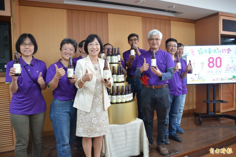 花蓮區農業改良場今年成立屆滿80週年，4月20日將在農業推廣訓練中心舉辦「嬉鬧春天的約會」，邀民眾一起到試驗田中野餐慶生、體驗農事，品嚐4月甫推出的「柚花白玉氣泡飲」，感受來自瑞穗有機文旦的柚花香。 （記者王峻祺攝）