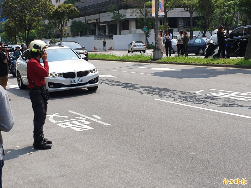 （記者林家宇攝）信義區松仁路驚傳路面遭震烈，警消到場後確認是誤傳。