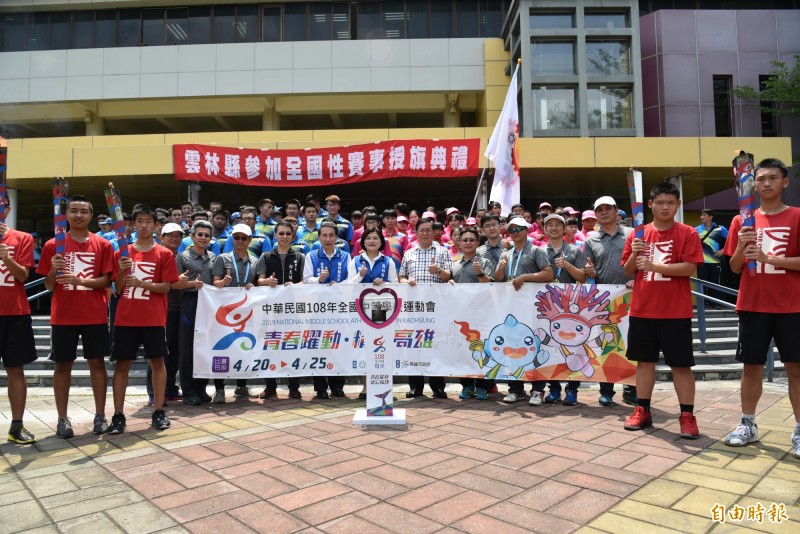 全中運雲林代表隊今天授旗，縣長張麗善鼓勵參賽選手全力以赴勇奪佳績。（記者黃淑莉攝）