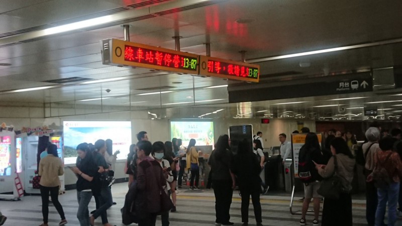 台北捷運在地震發生第一時間宣布全線停駛90分鐘。（讀者提供）