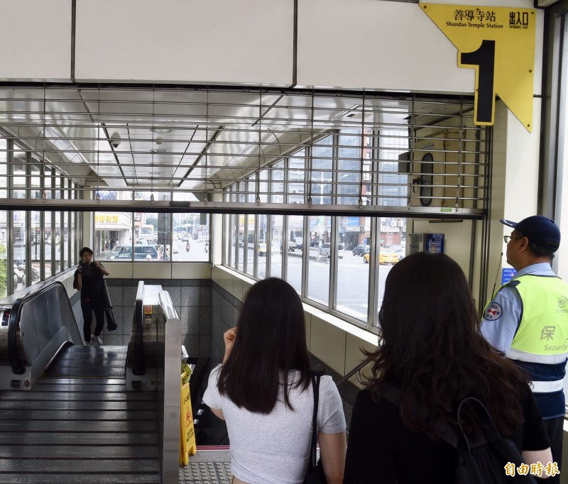 台北捷運18日下午因地震全線暫時停駛，保全人員將善導寺捷運站內淨空。（記者黃耀徵攝）
