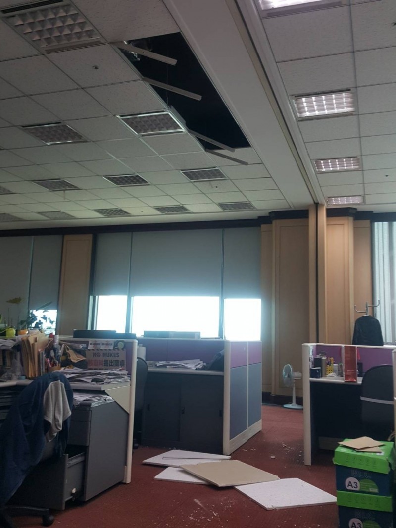 辦公室天花板掉落。（讀者提供）