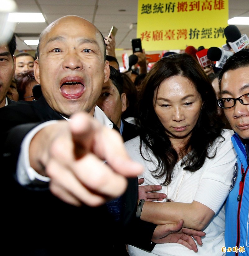 日前高雄市長韓國瑜在和媒體座談時，提到他在史丹佛大學演講時以「1女被3男追求」來比喻台灣和中國的關係，引起網友群起砲轟「有事嗎？」。圖為韓國瑜返台照。（記者朱沛雄攝）
