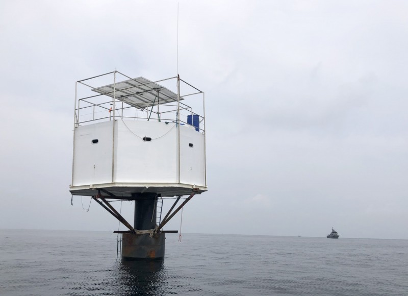 泰國海軍指出，一對夫婦在普吉島以南12海浬處，建造一座白色的海上小屋，已侵犯泰國國家主權。（歐新社）