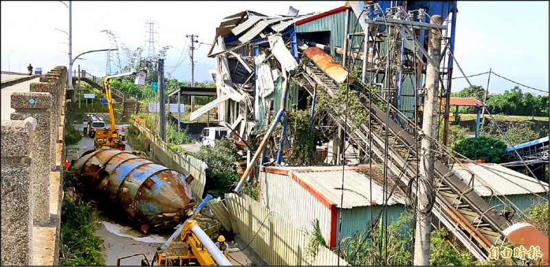 宣蘭縣葫蘆堵大橋往員山方向右側便道水泥儲槽，因地震倒塌壓毀電線造成停電。（記者江志雄攝）