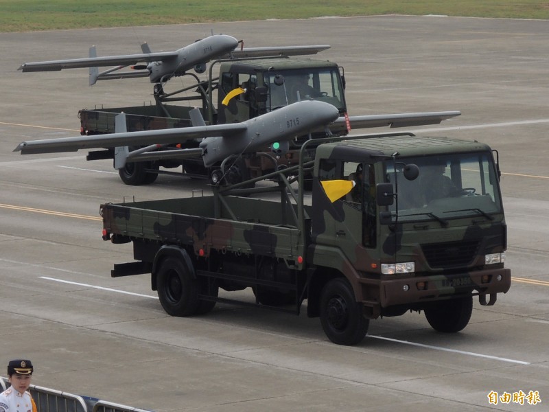 尖兵型無人機為海用型，是以現役銳鳶無人機研改而成。圖為銳鳶無人機參與國防展演接受校閱。（記者羅添斌攝）