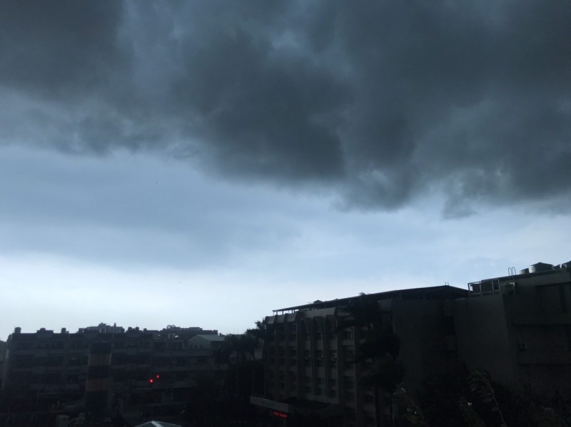 中部下午超大雷雨！下雨前颳起強風，天際厚實黑雲壟罩，相當驚人。（記者湯世名翻攝）