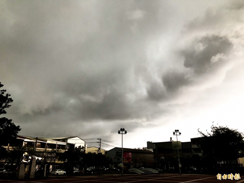 大雨來襲前，歸仁上空烏雲罩頂。（記者吳俊鋒攝）