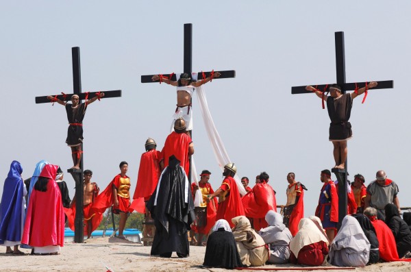 今年的耶穌受難日是4月19日，菲律賓的聖費南多鎮會舉行天主教儀式，將人釘於十字架上禱告。（路透）