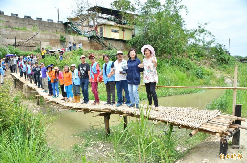 關廟區新光里的渡河竹橋，正式啟用。（記者吳俊鋒攝）