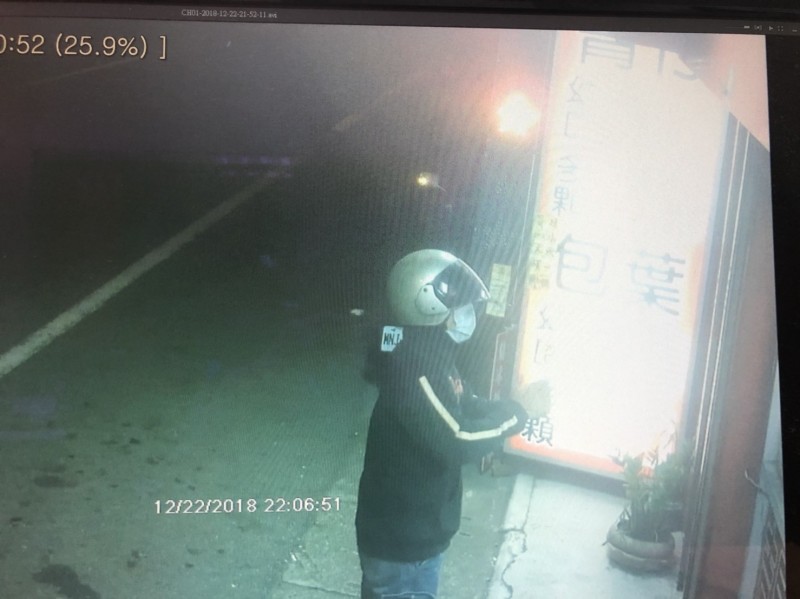 黃男先假意跟林婦比手勢說要買檳榔。(記者彭健禮翻攝) 黃男先假意跟林婦比手勢說要買檳榔。(記者彭健禮翻攝)