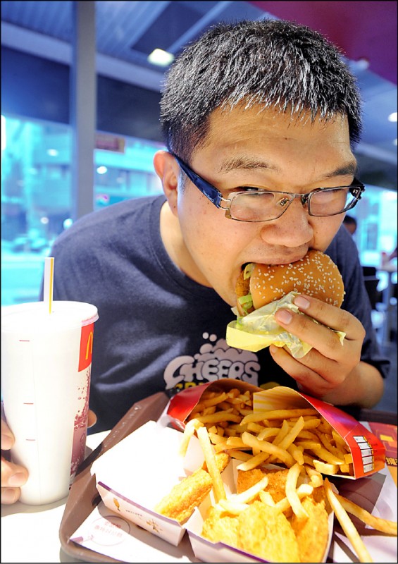 飲食選擇失當，又不運動，肥胖過重的問題愈來愈嚴重。（資料照）