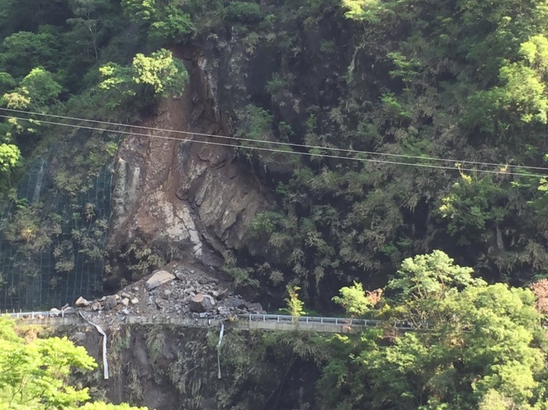 北橫公路32.5公里處（榮華橋）發生落石坍方，交通雙向中斷。（記者李容萍翻攝）