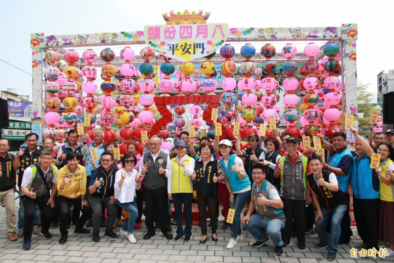 頭份市公所於頭份上公園架起「平安門」，並以孩童手繪的各式繽紛花燈點綴，為頭份四月八揭開序幕。（記者鄭名翔攝）