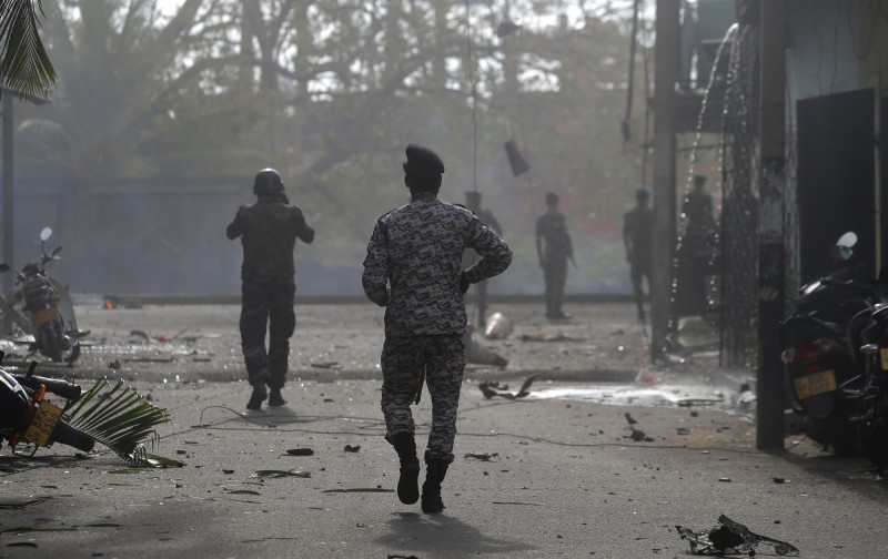斯里蘭卡的安全部隊正在搜查附近區域，以逮捕放置炸彈的可疑人士。（美聯社）