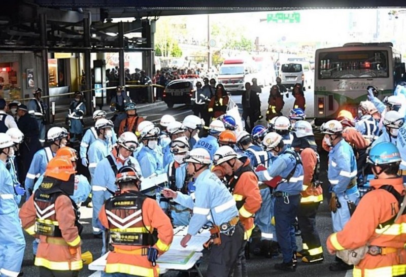 日本神戶市公車衝撞斑馬線上的行人，釀成2死6傷，肇事司機供稱自己當時踩了煞車，孰料公車卻往前衝。（圖擷自@niraikanai07推特）