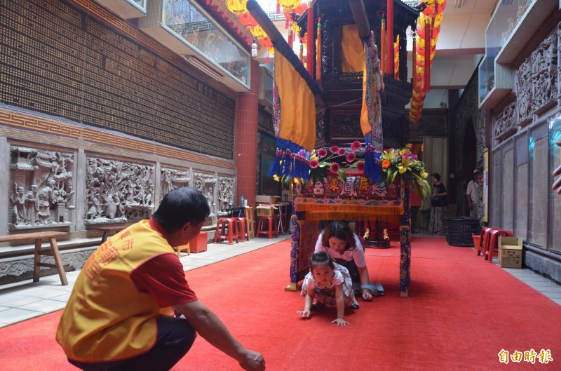 屏東慈鳳宮在媽祖生日舉辦2天的鑽轎底活動。（記者葉永騫攝）