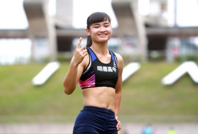 明德高中田徑選手陳彩娟在混合運動中破大會紀錄。（新北市政府教育局提供）