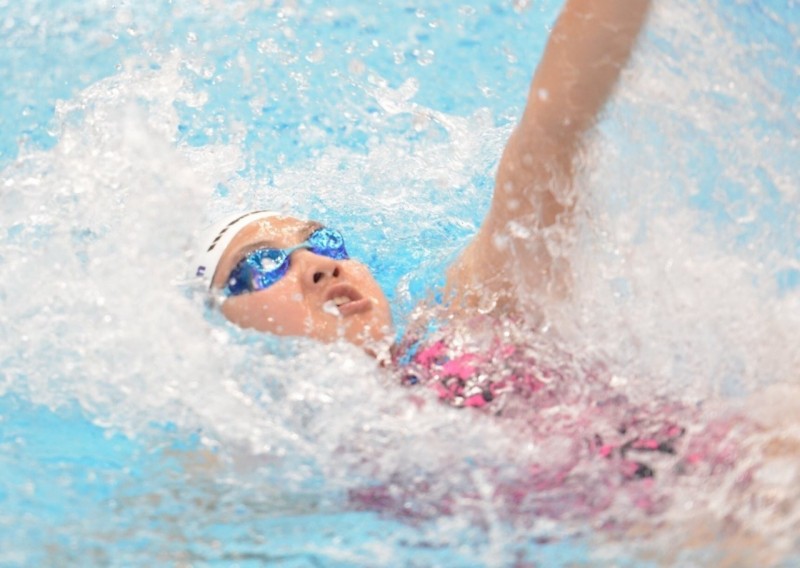 中和高中游泳選手陳思綺拿下了50、100及200公尺仰式的金牌。（新北市政府教育局提供）