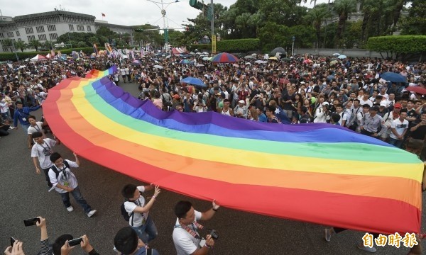 5月24日將為同性婚姻合法化首日，日前台北市民政局率先各縣市，開始受理電話預約當天的同性婚姻登記。據路透社報導，連跨國公司也相當看好台灣同婚合法後將有助於台灣經濟發展。（資料照）
