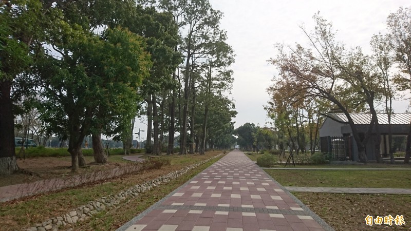 平實重劃區公園，周邊鄰接東區夢時代商圈。（記者洪瑞琴攝）