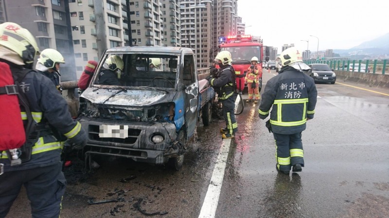 台64線11公里五股路段今天下午發生火燒車，警消迅速將火勢撲滅。（記者王宣晴翻攝）