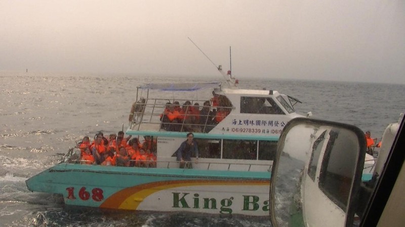 金巴達88號傳出引擎故障冒黑煙，遊客穿著救生衣在甲板待援。（澎湖海巡隊提供）