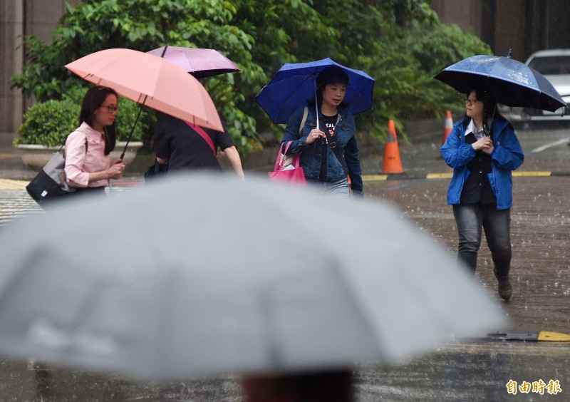 中央氣象局提醒，南投及嘉義以南地區有發生局部大雨可能，也可能伴隨冰雹、雷擊、強陣風。（資料照）