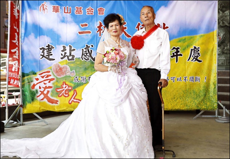 陳月英（左）完成50年的願望，穿上白色新娘禮服完成結婚儀式。（方人也影像工作室提供）