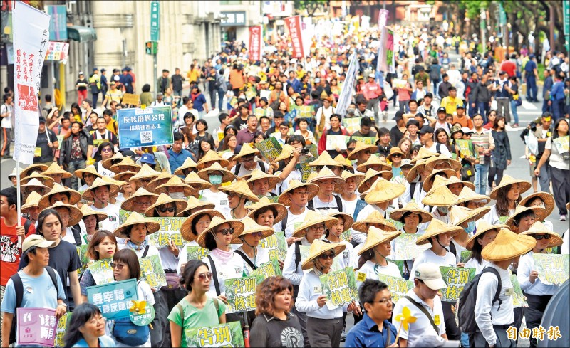 427廢核遊行27日於台北、高雄雙城啟動，主題為「告別核電、風光明媚」，象徵核電時代過去，未來將迎接風電、太陽能等綠色能源，估計此次兩地人數共1萬2000人。（記者劉信德攝）