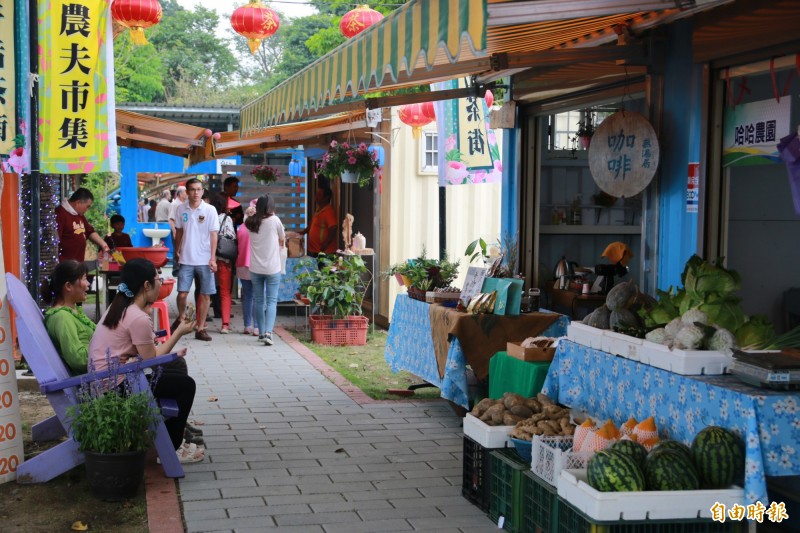 南庄農夫市集午後茶街開張，12個攤位販售在地農產、餐點及咖啡等美食，盼留住遊客腳步。（記者鄭名翔攝）