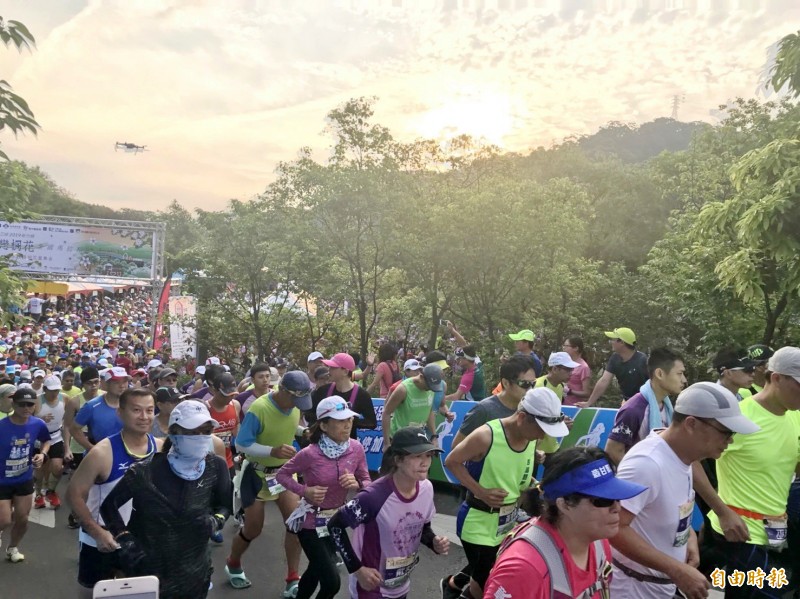 「浪漫台三線2019新竹縣戀戀桐花全國馬拉松」，今天清晨在新竹縣橫山鄉合興車站開跑，吸引4500名跑者參加，盛況空前。（記者蔡孟尚攝）