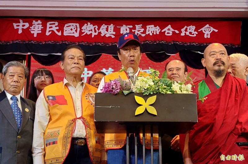 鴻海董事長郭台銘（前排右2）表示，「國防靠和平」的說法遭到曲解。（記者張菁雅攝）
