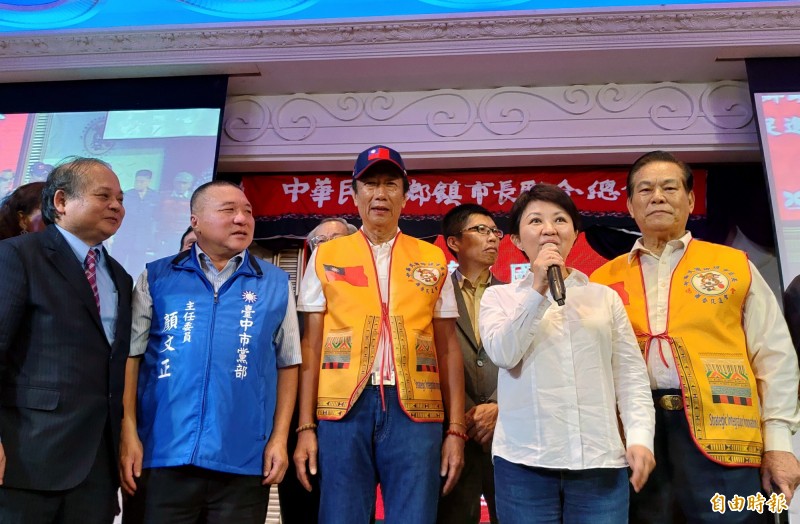 台中市長盧秀燕（前排右2）與鴻海董事長郭台銘（前排右3）在公開活動中巧遇，兩人還同台。（記者張菁雅攝）