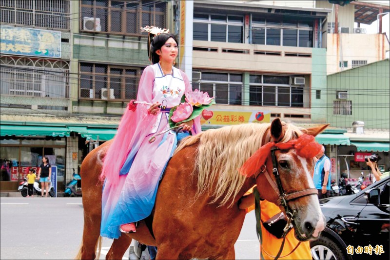 八仙祝壽陣結合馬隊，長和宮媽祖遶境新亮點。（記者詹士弘攝）