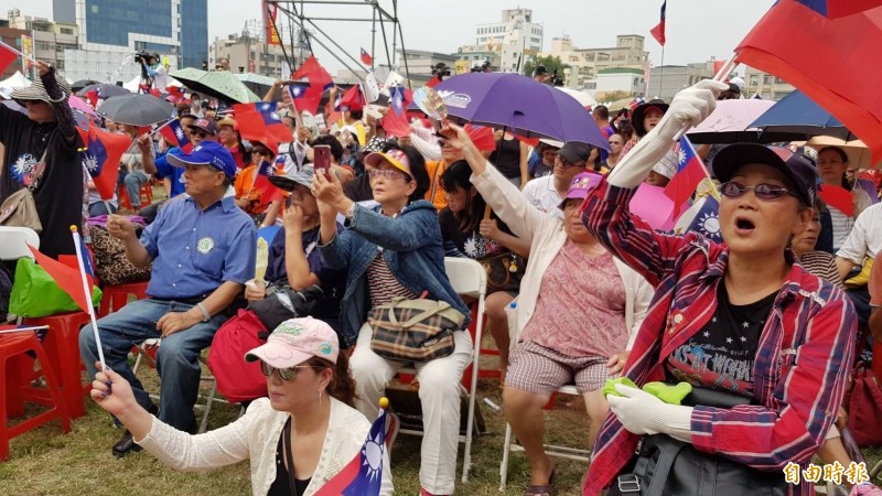 韓國瑜粉絲們昨日聚集高雄鳳山造勢，要韓國瑜選總統。（資料照）