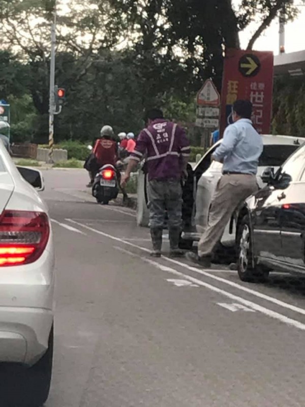 網友po出一名穿著雨鞋的工人，坐上賓士車的照片。（擷取自爆廢公社）