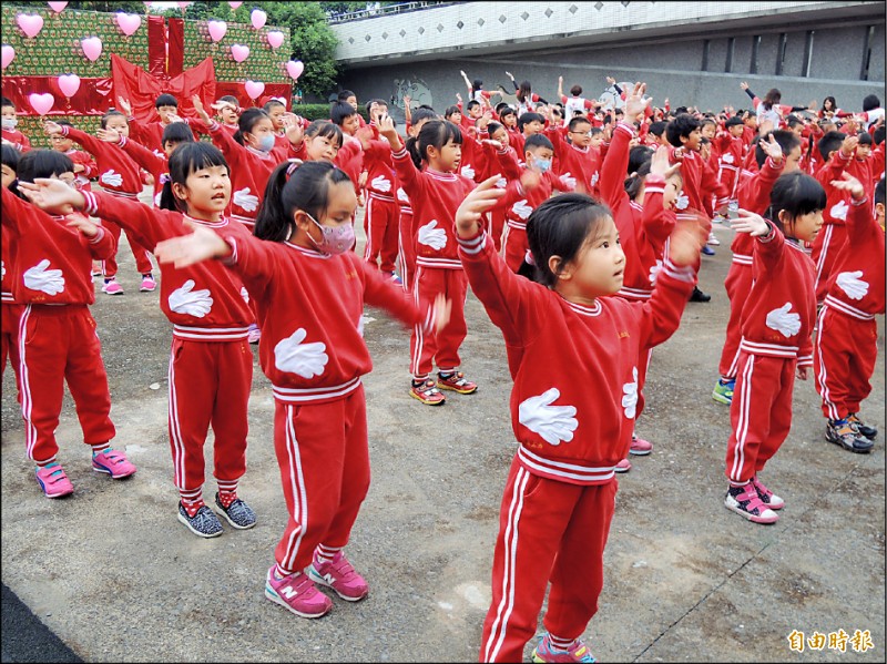 推動五歲幼兒義務教育，學者研究估算，增加一萬教師薪資約四十二億、增千間教室約廿九億元，可用幼教公共化經費調整支付。（資料照，記者江志雄攝）